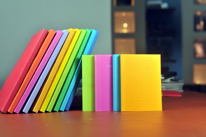 色彩鲜艳的普通笔记本