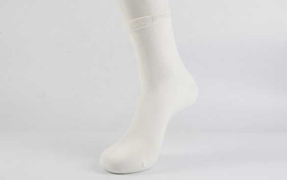 White middle size comfortable  cotton socks