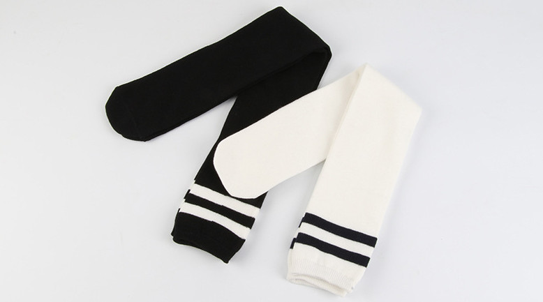 白色中款运动风格棉袜