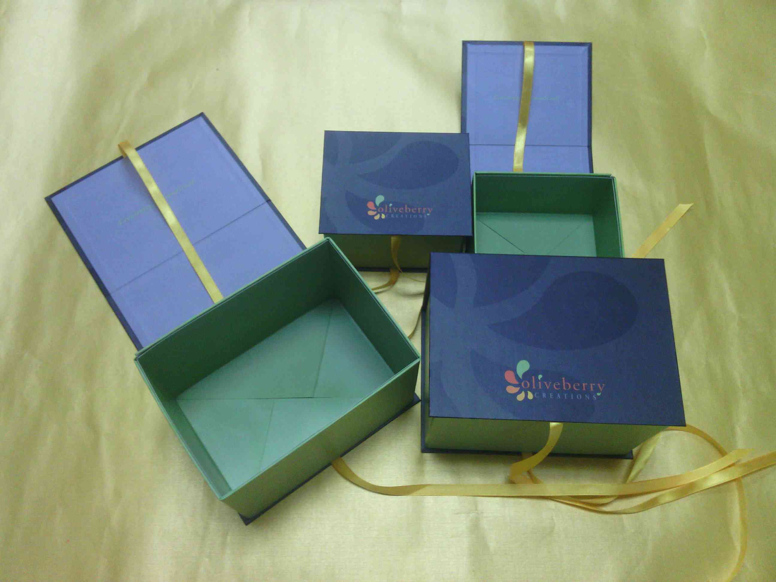 色彩鲜艳的可折叠礼品盒